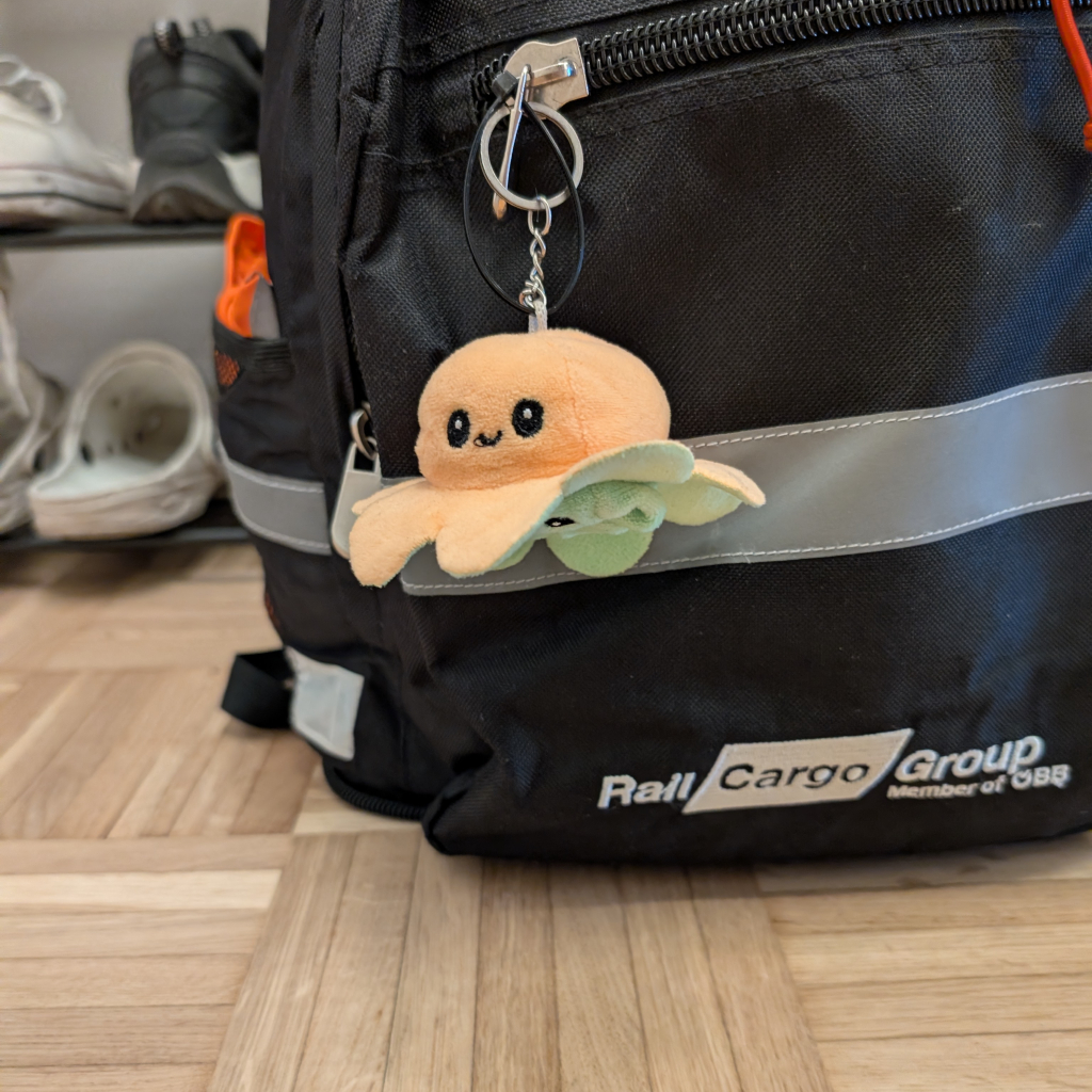 Small Bob auf einem Rucksack